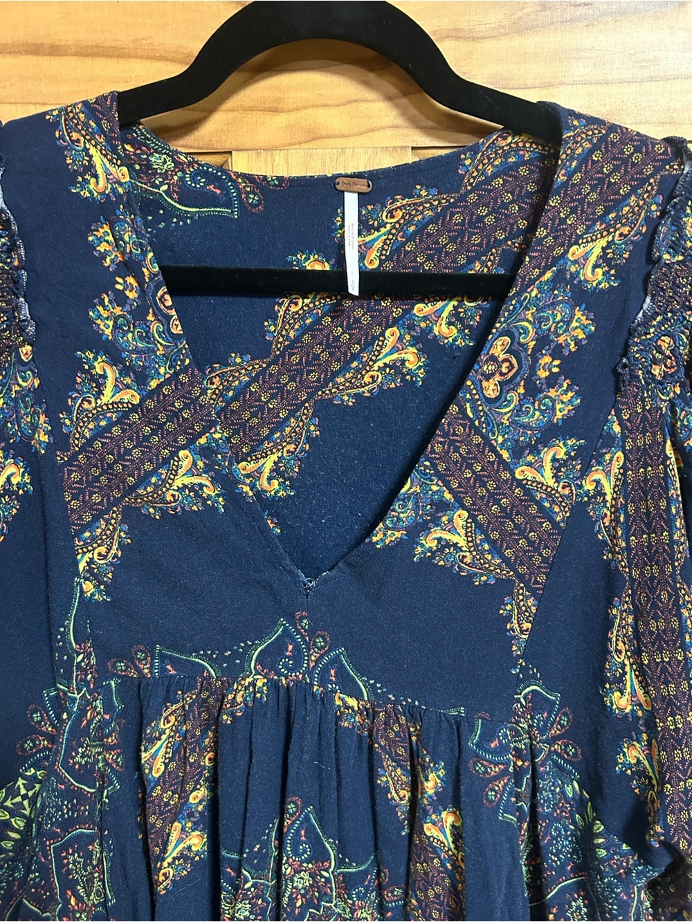 Women’s Free People Bohemian Navy Paisley V-Neck Women’s Shirt. Sz Small - Picture 3 of 6